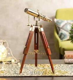 Laiton nautique et loupe de télescope antique avec lentille optique sur trépied en bois