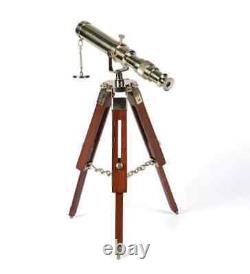 Laiton nautique et loupe de télescope antique avec lentille optique sur trépied en bois