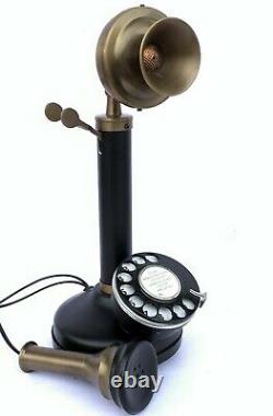 Réplique d'un téléphone de bureau à cadran rotatif de style antique, vintage et fonctionnel.