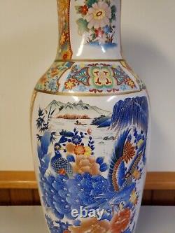Réplique de vase antique d'inspiration asiatique de grande taille, mesurant 23 pouces de hauteur.