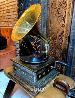 Réplique fonctionnelle d'un ancien gramophone HMV avec broderies vintage en cadeau